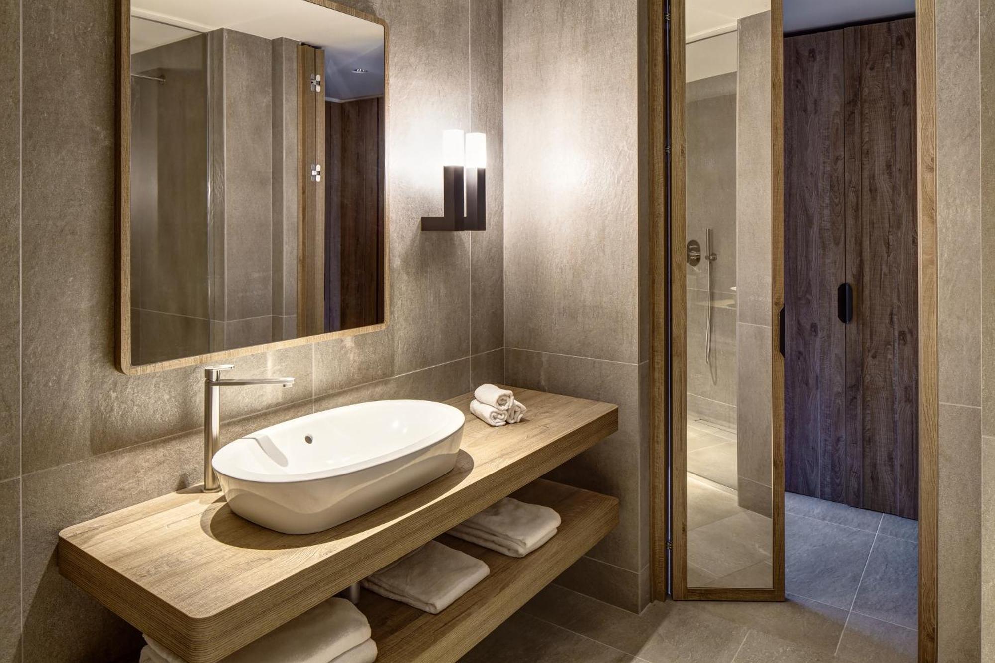 Deluxe Suite - split level,1637731070:JPEG